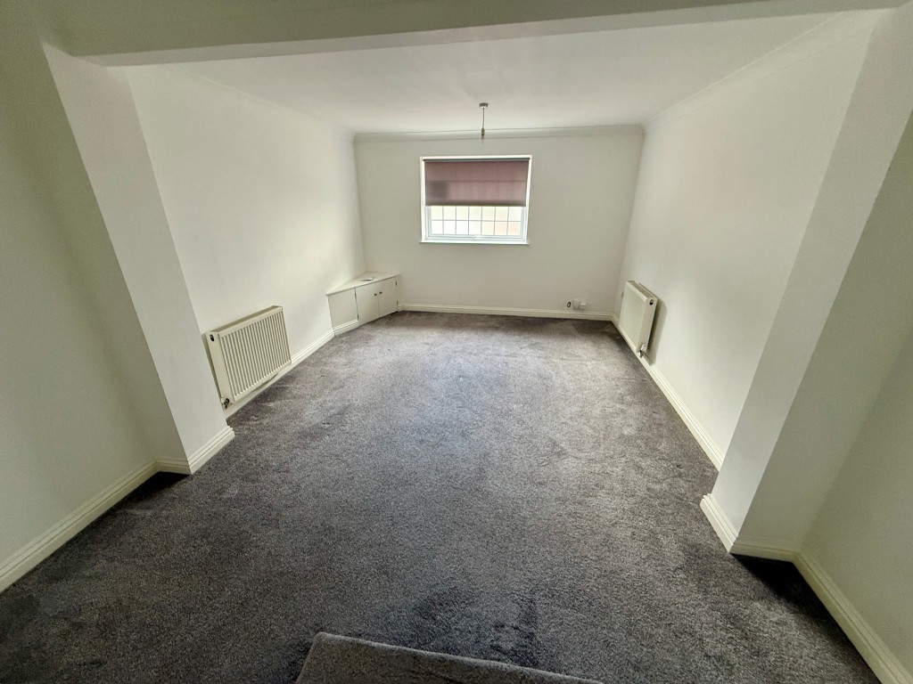 Lot: 74 - MIXED USE INVESTMENT IN TOWN CENTRE - FIVE FLATS AND COMMERCIAL UNIT - 46B East Street - Living room
